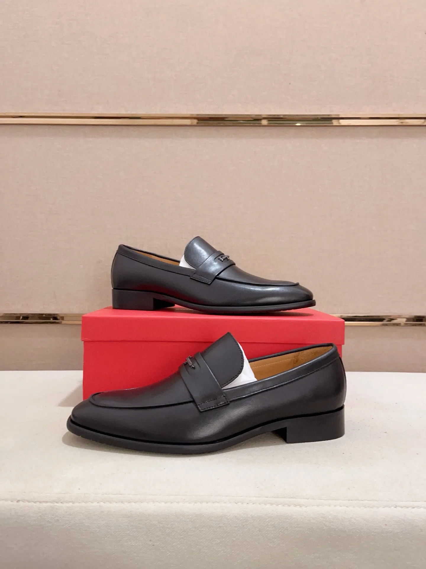 Men's shoes💰: 520💰 High version Ferragamo quality! 🆕🆕Exclusive hot-selling products in stock🔥🔥New products on the shelves, high-quality shoes, high-end driving shoes, with complete packaging! 💪 💪 Material: imported patented cowhide 🐂 + imported high-quality water-dyed cowhide lining + wear-resistant outsole 👍🏻👍🏻 Features: high-end and comfortable, purely handmade 🚀 🚀 Create the perfect shoes that suit you best 🔥 🔥 Size: (38-44) Can be customized 45 non-returnable!